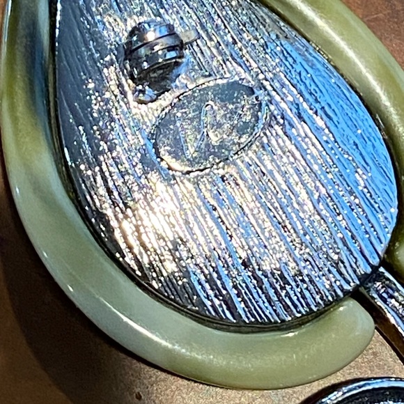 LIZ Claiborne Brooch Green Marbled Lucite Leaf with silver finish stem! EUC - Picture 4 of 7